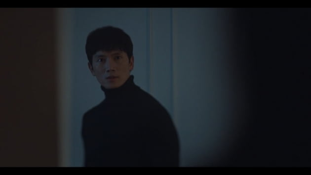 [종합] 지성, 아버지 사건 목격자 '투신 사망' 뉴스 접하고 충격…침입자에 '긴장감' ('아다마스')