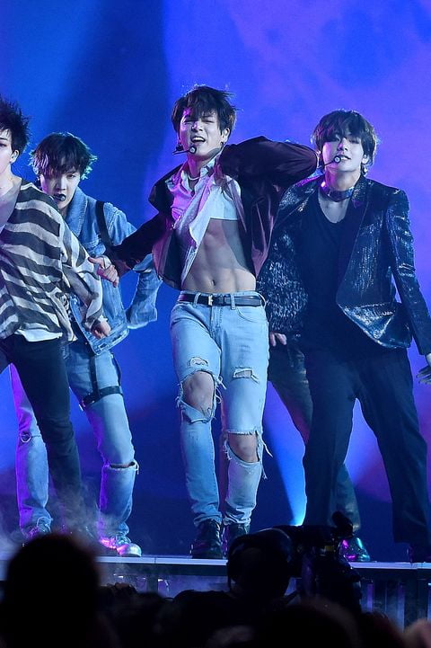방탄소년단 정국, '탄탄한 근육질 몸 가진 K팝 미남 1위'…"완벽한 식스팩·최고의 육체파"