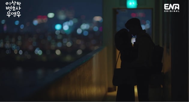 박은빈♥강태오, 현관문 앞에서 키스…분당 최고 시청률 19.2% ('우영우')
