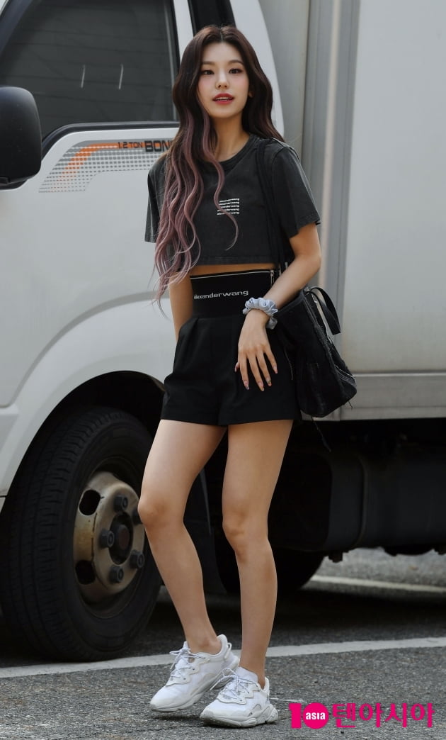 [TEN 포토] 있지 예지 '초미니로 시원한 각선미' 