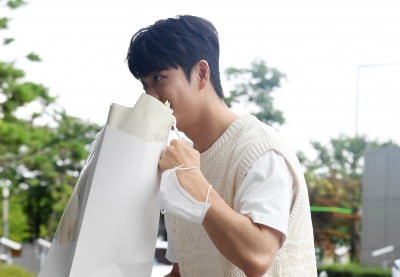 [TEN 포토] 강태오 '꽃햫기를 맡는 이준호'