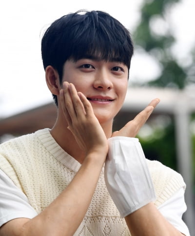 [TEN 포토] 강태오 '호수를 담은 눈동자'