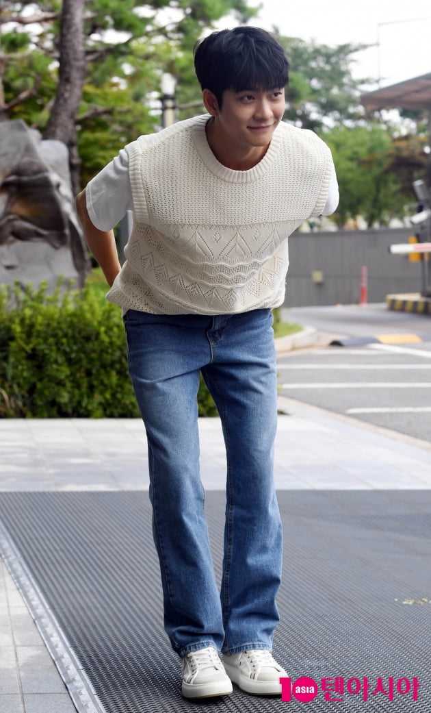 [TEN 포토] 강태오 '젠틀한 인사'