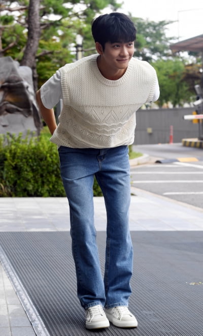 [TEN 포토] 강태오 '젠틀한 인사'
