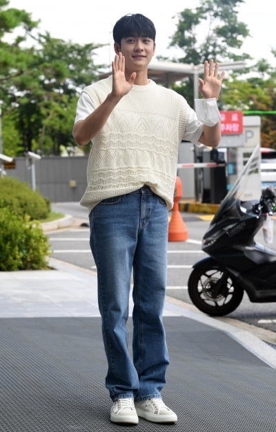 [TEN 포토] 강태오 '손인사에 설렘 지수 급상승중'