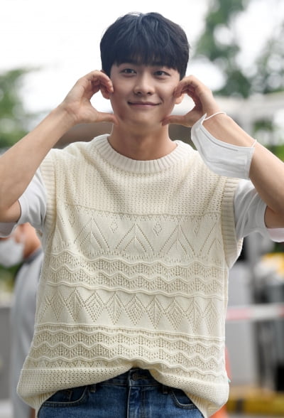[TEN 포토] 강태오 '귀염뽀작 볼하트'