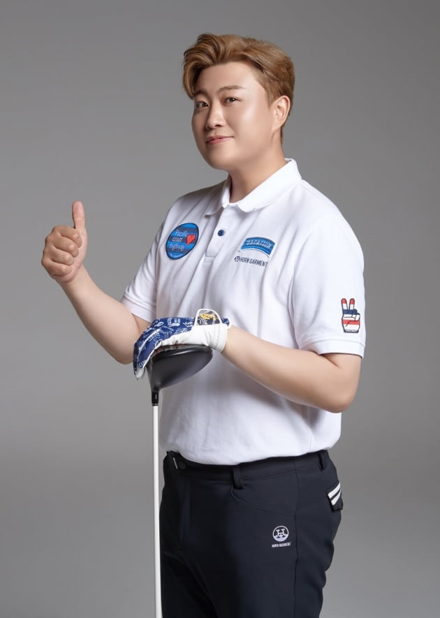김호중, 탈색+염색에 골프 옷…영양제 광고일 뿐인데 골프 선수 같네