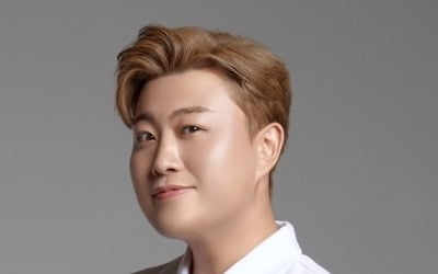 김호중, 탈색+염색에 골프 옷…영양제 광고일 뿐인데 골프 선수 같네