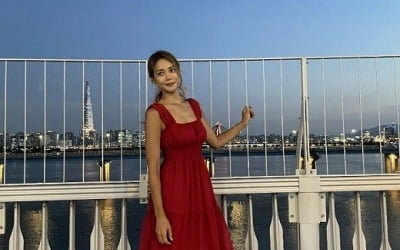 안현모, 빨간 드레스로 드러낸 성숙美…♥라이머 또 반하겠네[TEN★]