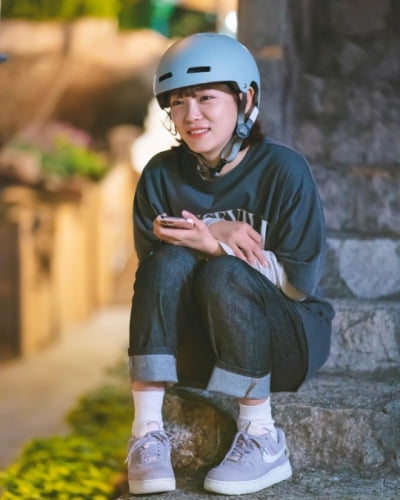 김세정, 배달 기사 됐다…헬맷도 잘 어울리는 연예인[TEN★]