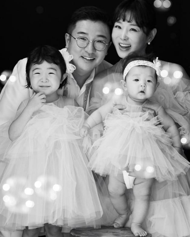 "둘에서 넷, 귀엽고 전쟁 같아"…'결혼 5주년' 이지혜♥문재완, 리마인드 웨딩[TEN★]