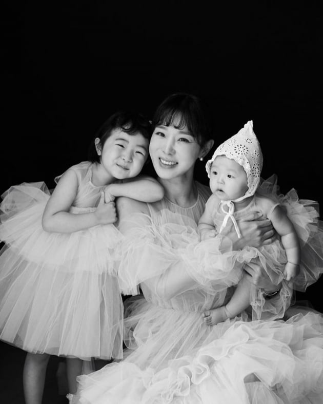 "둘에서 넷, 귀엽고 전쟁 같아"…'결혼 5주년' 이지혜♥문재완, 리마인드 웨딩[TEN★]