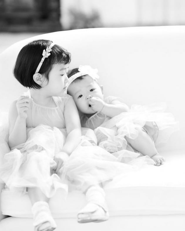 "둘에서 넷, 귀엽고 전쟁 같아"…'결혼 5주년' 이지혜♥문재완, 리마인드 웨딩[TEN★]
