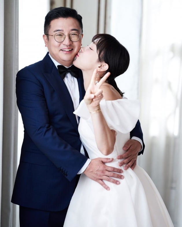 "둘에서 넷, 귀엽고 전쟁 같아"…'결혼 5주년' 이지혜♥문재완, 리마인드 웨딩[TEN★]