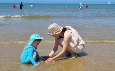 사유리, 아들 젠과 바닷가 나들이…母子의 행복한 한 때[TEN★]