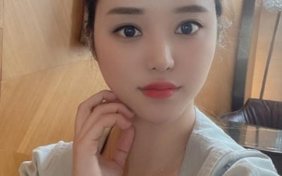 '7살 연상♥' 유소민, 더 감량했나…연애하더니 갸름해진 턱선[TEN★]