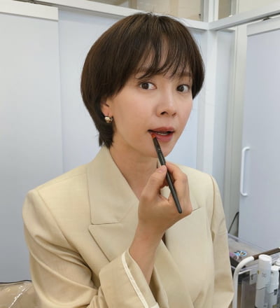 송지효, 단아한 옷인 줄 알았는데…짧은 하의 '반전' [TEN★]