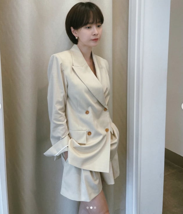 송지효, 단아한 옷인 줄 알았는데…짧은 하의 '반전' [TEN★]