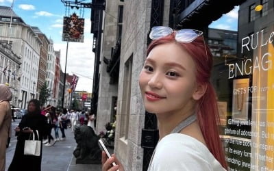 비비지 엄지, 런던 길거리 비춘 '꽃미모'…성숙美 한가득[TEN★]