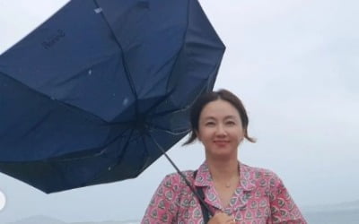 '박준형♥' 김지혜, 고통스러울 때 웃으면 일류…비와도 '활짝 미소'[TEN★]