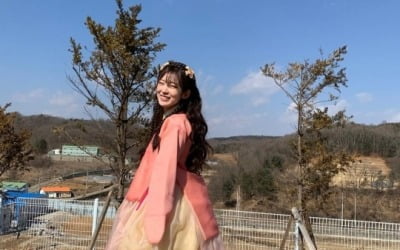 오마이걸 아린, 한복 입고 단아한 자태…막내의 싱그러운 매력[TEN★]
