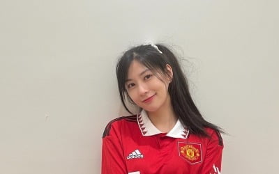 에이핑크 오하영, 맨유 찐팬 인증…유니폼 입고 한 컷[TEN★]