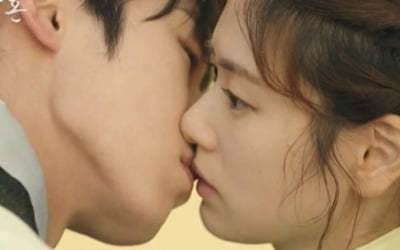 [종합] "설마 하겠어 할 때" 이재욱, ♥정소민에 기습 키스 '로맨스 밀당'('환혼')