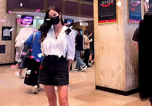 '장동건♥' 고소영, 명품 C사 장화+모나미 룩…비 뚫고 박효신 만났네[TEN★]