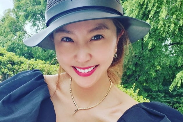 '주영훈♥' 이윤미, 5성급 호텔 수영장서 여름 휴가 중…명품 C사 가방은 필수템[TEN★]