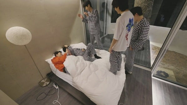 방탄소년단 뷔, 늦은 밤 박서준→최우식 앞 눈물…무슨 일?('인더숲')