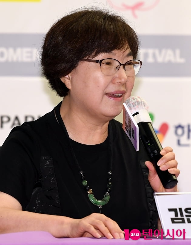 [TEN 포토] 인사말하는 서울국제여성영화제 김은실 이사장