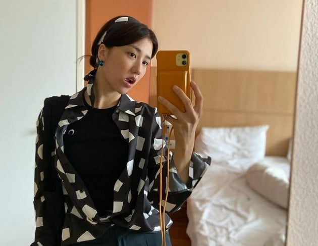 박하선, ♥류수영에 독박 육아 맡기더니 폴란드서 얼굴 폈네…패션니스타[TEN★]