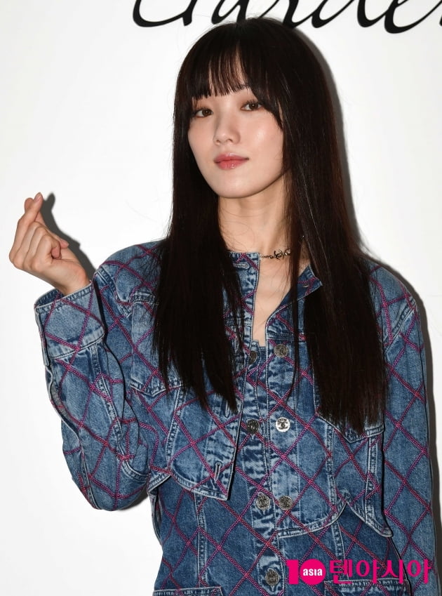 [TEN 포토] 이성경 '시크한 하트'
