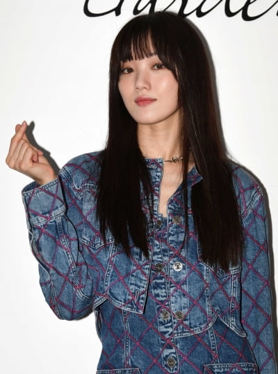 [TEN 포토] 이성경 '시크한 하트'