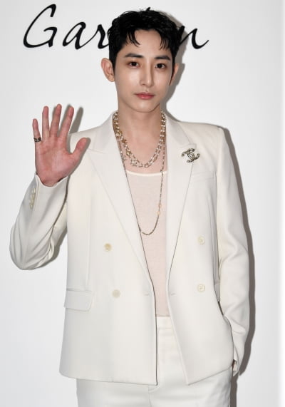 [TEN 포토] 이수혁 '손짓 하나에도 팬들 심쿵'