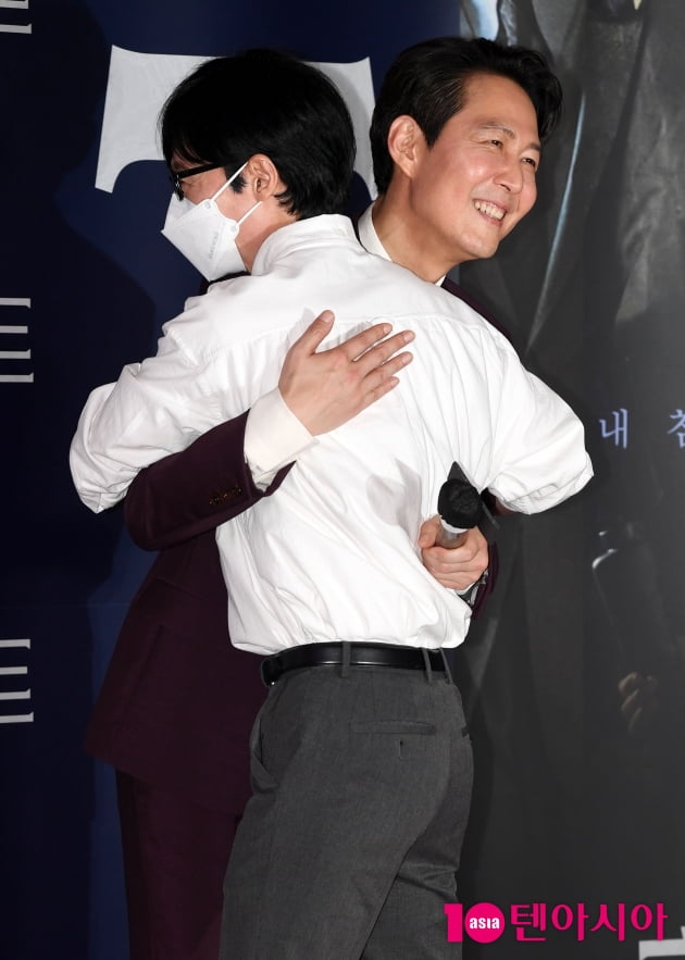 [TEN 포토] 유재석 '내친구 이정재 감독과 찐 포웅'