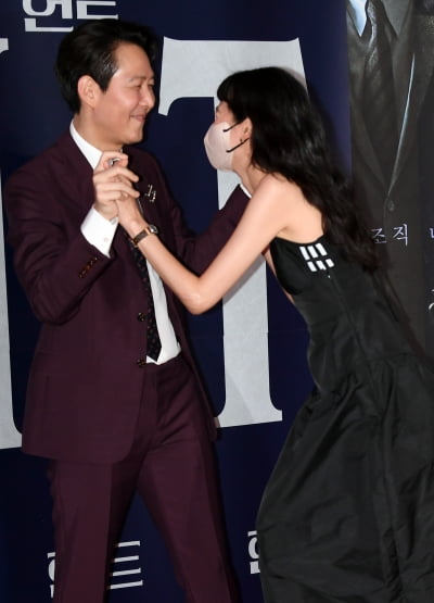 [TEN 포토] 정호연 '이정재 감독님~'