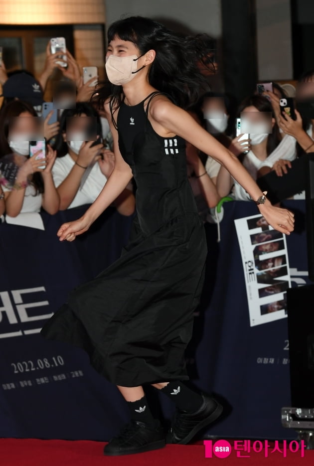 [TEN 포토] 정호연 '머리 휘날리며 반가움'