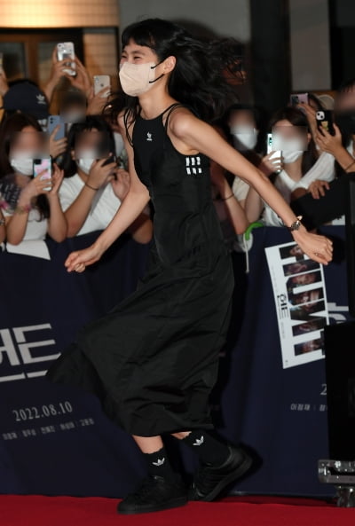 [TEN 포토] 정호연 '머리 휘날리며 반가움'