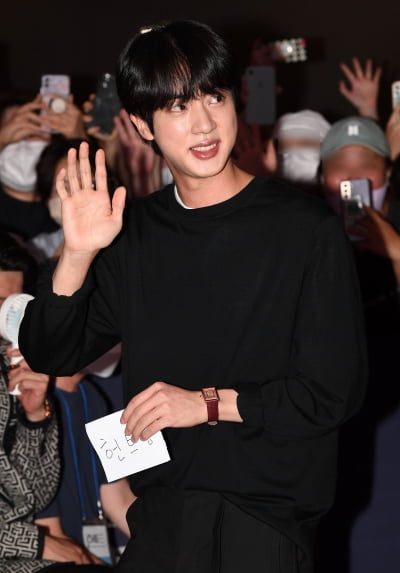 [TEN 포토] BTS 진 '여심 사로잡는 손인사'