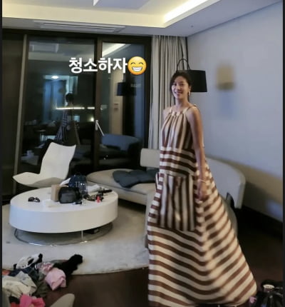 황정음, 이렇게 입고 청소를?…롱 드레스와 상반되는 집안 풍경 [TEN★]