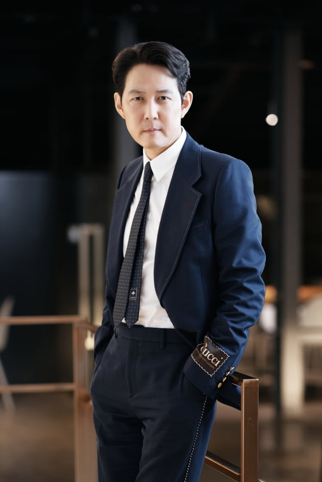 이정재 "어려서부터 최류탄 냄새 익숙해…정치적으로 치우치지 않으려 노력"[TEN인터뷰]