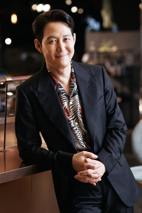 이정재 "어려서부터 최류탄 냄새 익숙해…정치적으로 치우치지 않으려 노력"[TEN인터뷰]