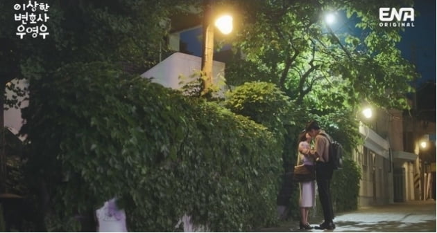 [종합] 박은빈♥강태오 불붙은 사랑…로또 사건 해결하고 진한 키스 ('우영우')