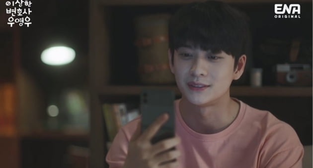 [종합] 박은빈♥강태오 불붙은 사랑…로또 사건 해결하고 진한 키스 ('우영우')