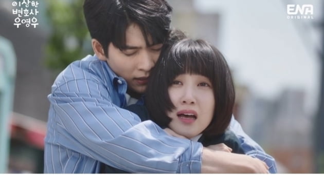 [종합] 박은빈♥강태오 불붙은 사랑…로또 사건 해결하고 진한 키스 ('우영우')