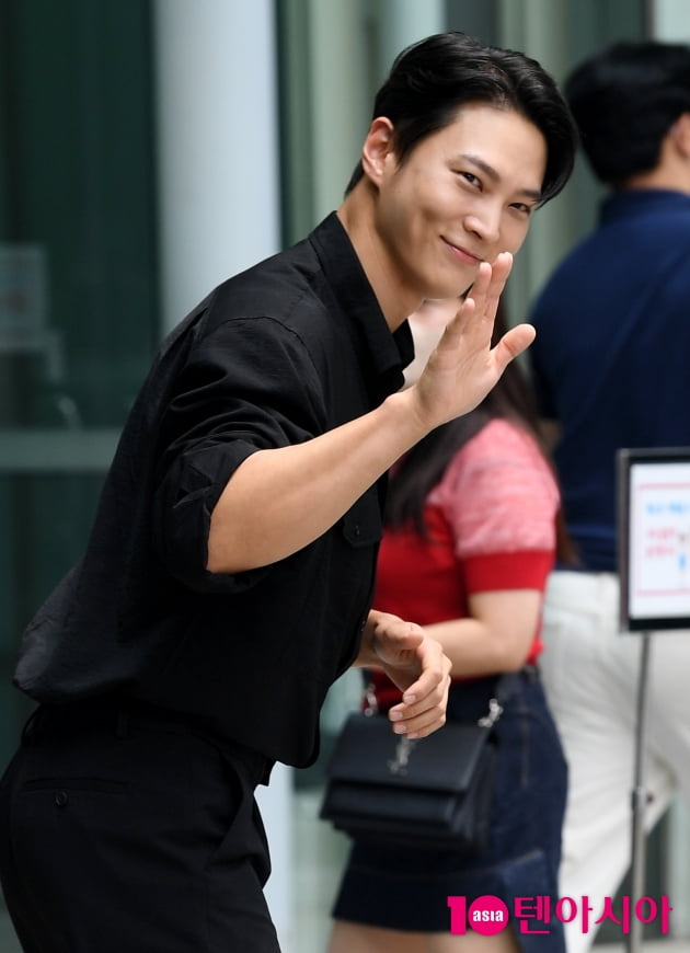 [TEN 포토] 주원 '뒤돌아보면 심쿵'