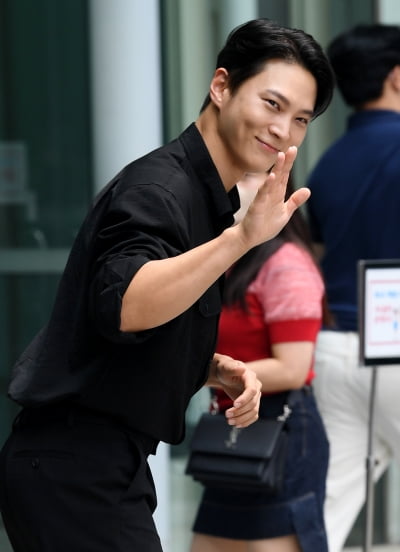 [TEN 포토] 주원 '뒤돌아보면 심쿵'