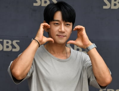 [TEN 포토] 황치열 '볼하트 이쁘죠~'