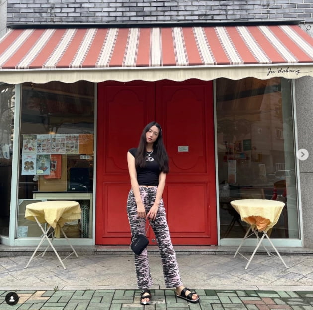설현, 아빠 장난에 무너진 이쁨...아빠와 데이트중[TEN★]